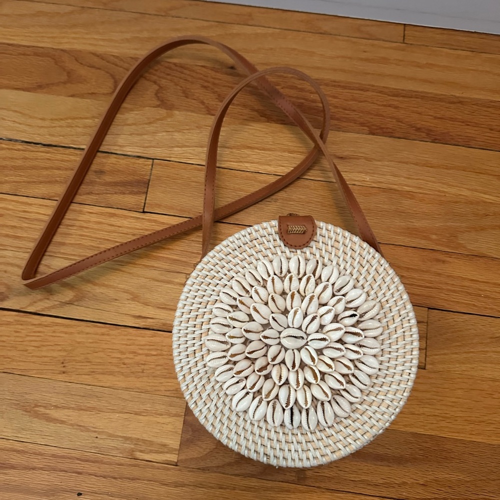 Round Woven Shell Bag - Cream and Tan